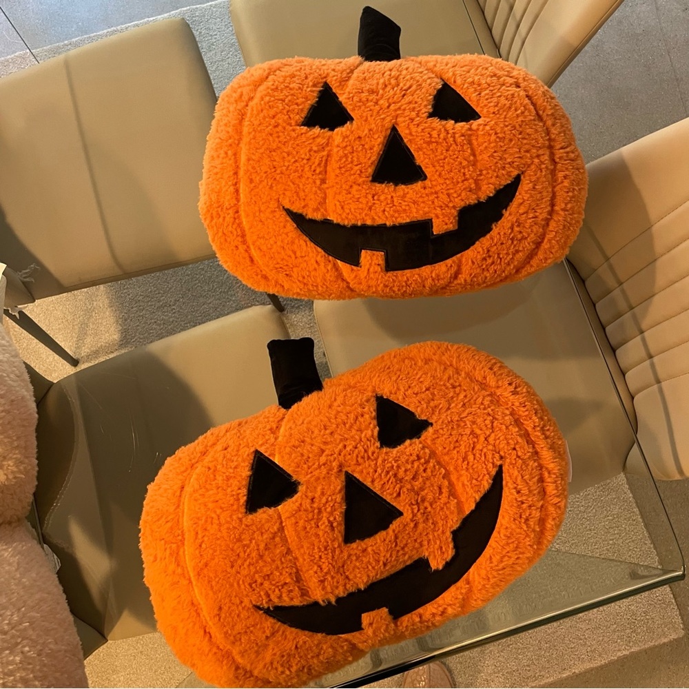 Jack-o’-lantern pumpkin pillows 🎃